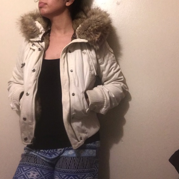 A&F with faux fur hood - Picture 4 of 7